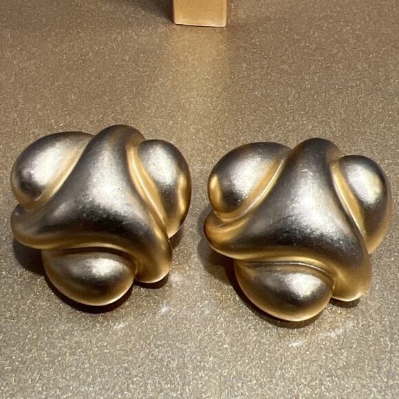 Kenneth Jay Lane Goldstone Satin Finish Abstract Clip On Earrings - Picture 1 of 6